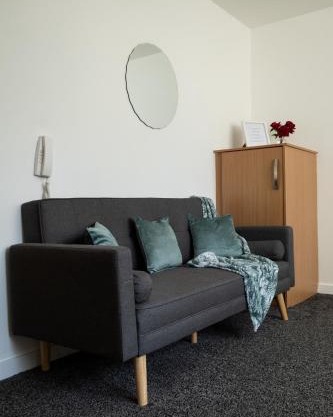 The Trafford Luxe , Garage Parking, Self Check-in Anytime - Perfect for Late Arrivals, Ultra- Fast Wi-Fi, 5 mins to Old Trafford Stadium