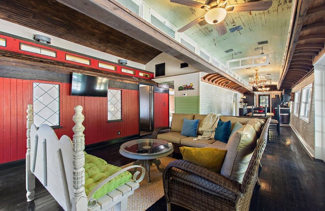 The TRAIN House 3/2 w/HOTTUB, WiFi, In delightful New Smyrna deck, grill,yd
