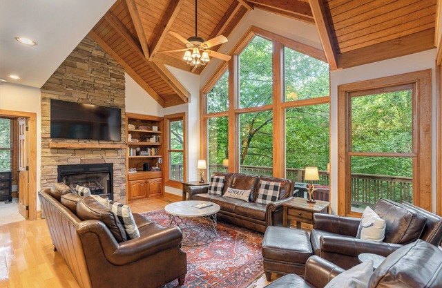 The Tree House at Echota -Updated home with pool access