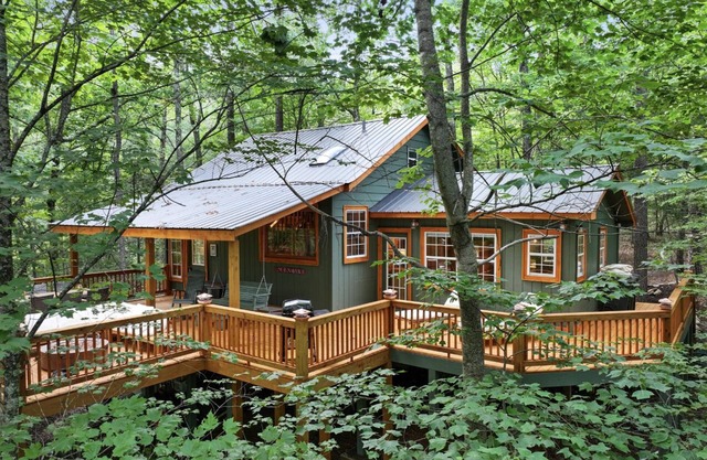 The Treehouse Hot Tub Retreat to Nature