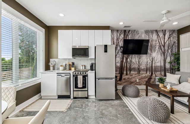 The Treehouse- Stylish West Nashville Studio Condo, Best Rates in Music City!