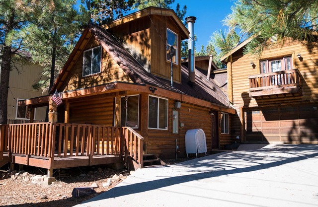 The Upper Branch: Jacuzzi, Fire Pit and Bar!