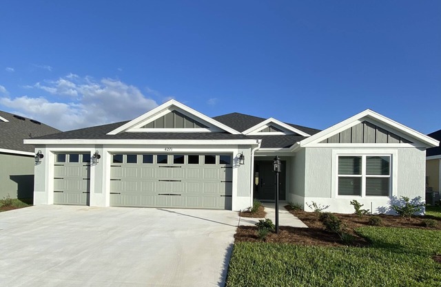 The Villages 3 bed/3 Kings, Private, Coastal decor, 1 min to Rec cntr & Pickleba