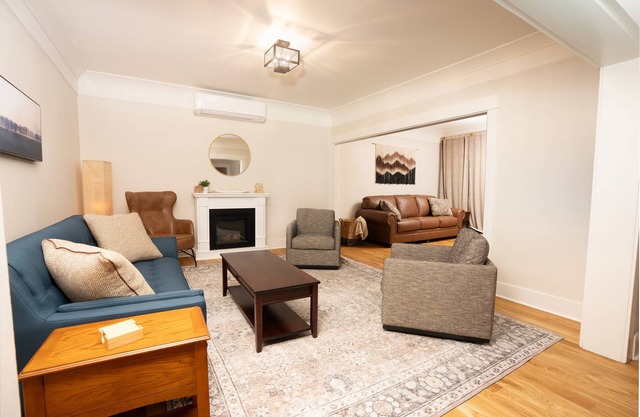 The Vintage Hideaway! Bright apartment, private yard and Starlink internet!
