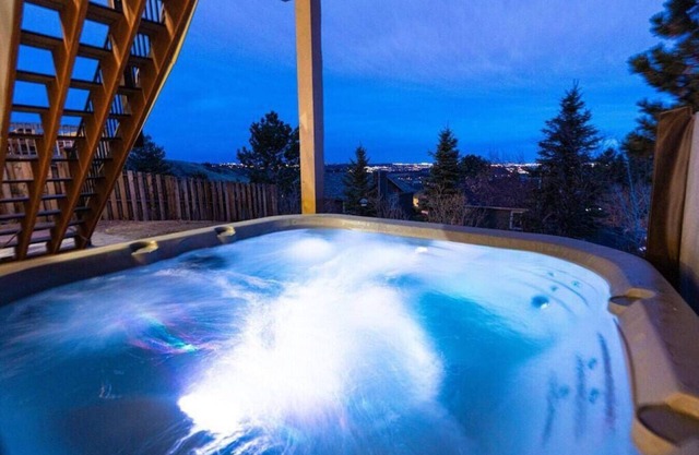 The Vista House · 4/BR, Sleeps 10, Hot Tub, Air Hockey & Gorgeous Views!