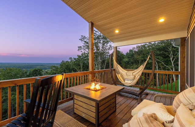 The Vue - Mountain top hot tub overlooking the Shenandoah River