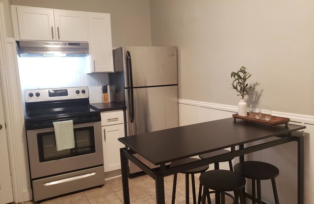 The Walk-Up Flat at Silver Lake New Top FL Apt