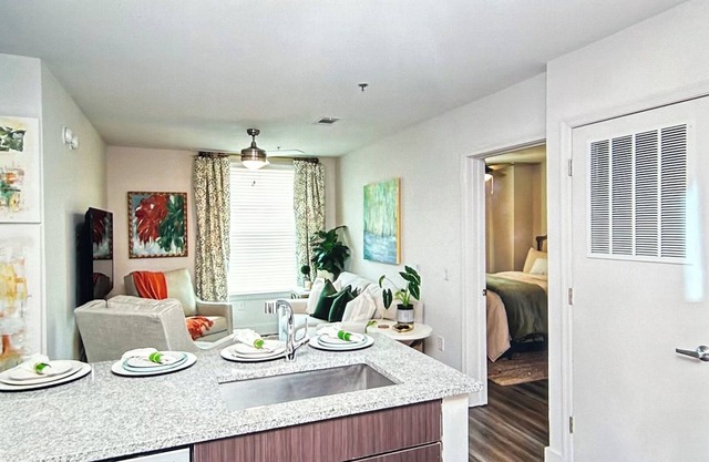 The Walkabout. 2BR charming Oxford condo; walk to the Square and the Campus!
