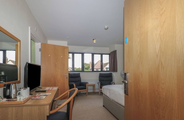 THE WATCHTOWER AT MARINE COURT, family friendly in Littlehampton
