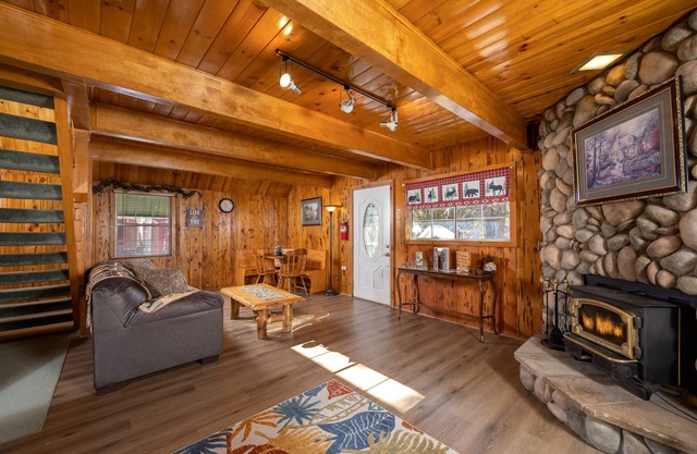 "The Whispering Bear" Beautiful Chalet close to the lake. Pool Table.