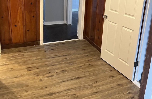 The white Cozy house with WiFi and AC in peaceful heart of North Little Rock