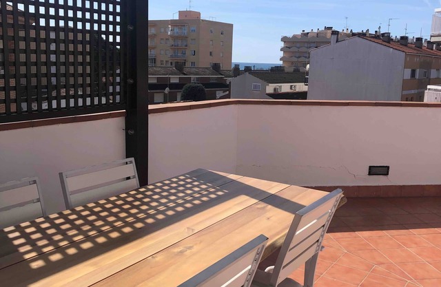 The White Lilies is Located 300 Metres From Platja Dels Pescadors. Pet Friendly