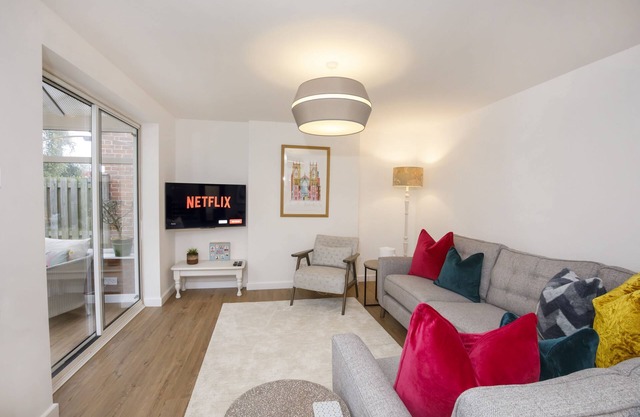 The Willows - sleeps 6 guests in 3 bedrooms