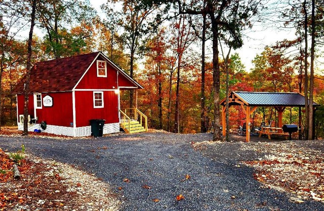 The Windstorm Cabin - Pet-friendly & a 2-person Jacuzzi hot tub!