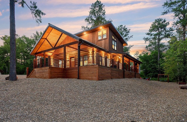 The Withers - Cozy Farmhouse Retreat- Sleeps 8