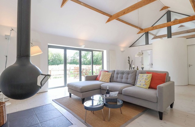 THE WORKSHOP, BADINGHAM, romantic, with open fire in Framlingham