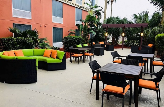 Theme Park Adventure! 2 Convenient Rooms, Pool, Onsite Parking, Shuttle Service