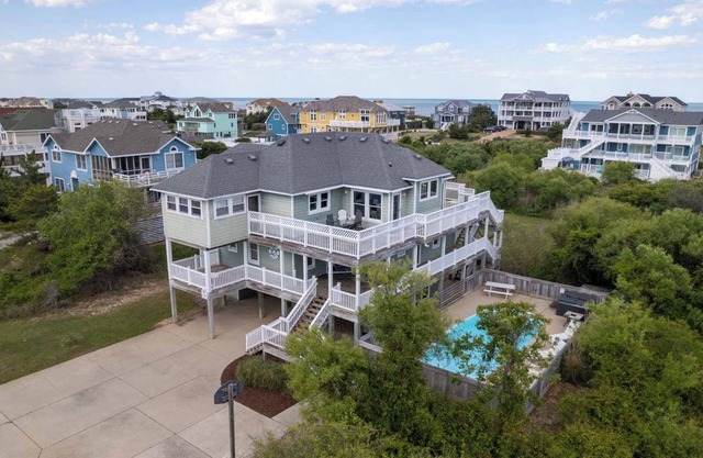 Third Row Whalehead Home with Pool and Spa, Sleeps 22!