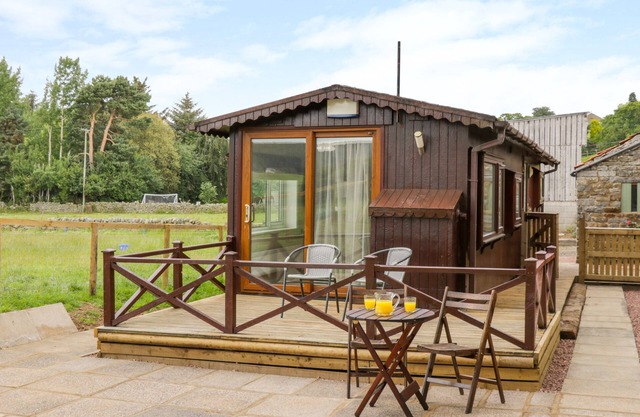 THIRLEY BECK LODGE, pet friendly, with a garden in Harwood Dale