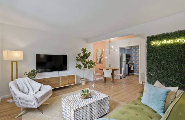 This apartment is a 1 bedroom(s), 1 bathrooms, located in Nashville, TN.