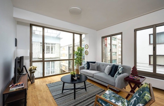 This apartment is a 2 bedroom(s), 1 bathrooms, located in Şişli, İstanbul.