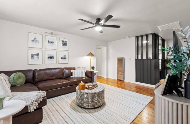 This apartment is a 2 bedroom(s), 1 bathrooms, located in Frankfort, KY.