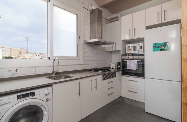 This apartment is a 2 bedroom(s), 1 bathrooms, located in Barcelona, Catalunya.