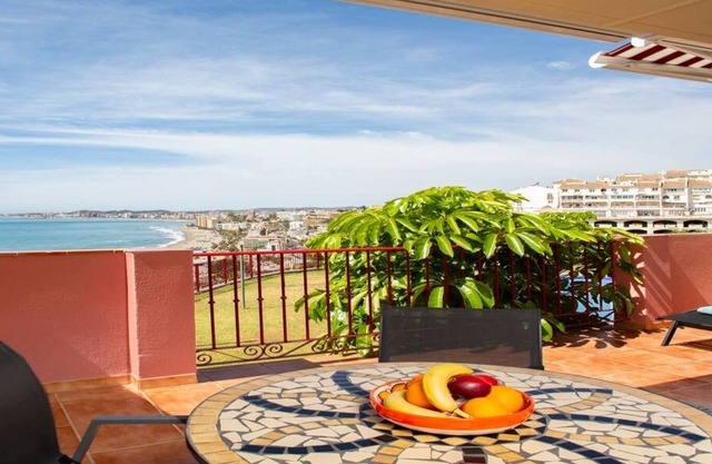 This apartment is a 2 bedroom(s), 2 bathrooms, located in Benalmádena, Andalucía.