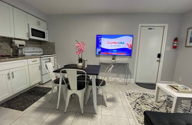 This apartment is a 1 bedroom(s), 1 bathrooms, located in Fort Lauderdale, FL.