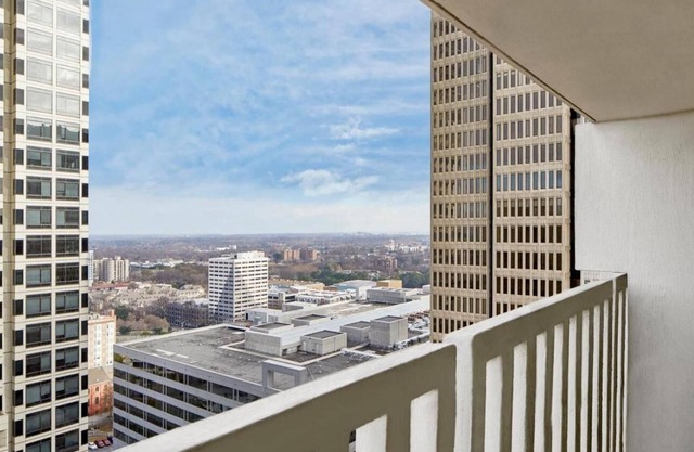 This Atlanta Hyatt Regency is 7 minutes’ walk from World of Coca-Cola and the Georgia Aquarium .