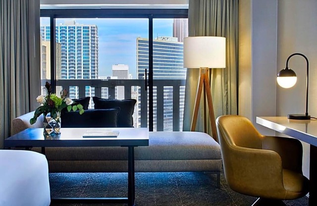This Atlanta Hyatt Regency is 7 minutes’ walk from World of Coca-Cola and the Georgia Aquarium .