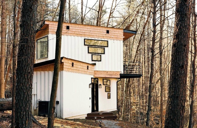 This cabin is a 1 bedroom(s), 1 bathrooms, located in Rockbridge, OH.
