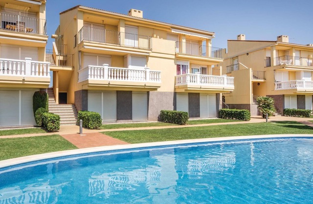 This comfortable apartment is located in one of the best golf resorts north of Castellón and is a pa