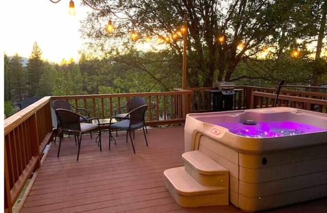 This cozy gem is in the perfect location to relax and create amazing memories!