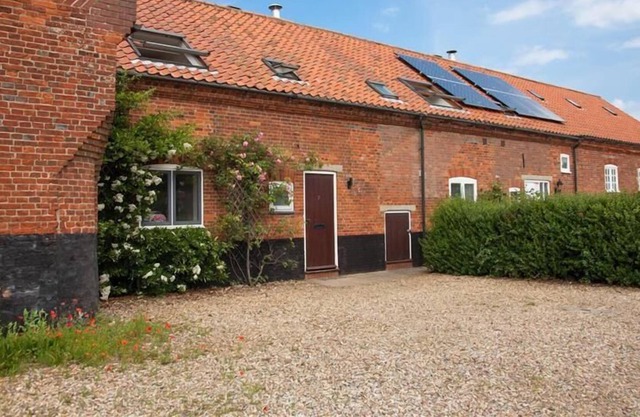 This delightful cottage has a fabulous open-plan kitchen/dining area with fitted kitchen. French doo