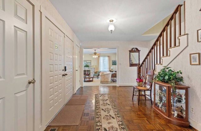 This house is a 3 bedroom(s), 3 bathrooms, located in Frankfort, KY.