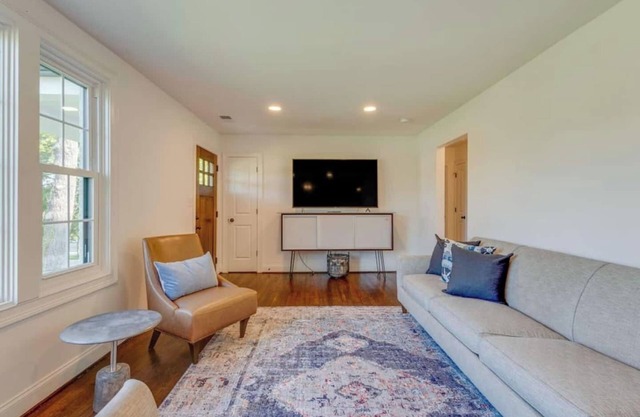 This house is a 3 bedroom(s), 2 bathrooms, located in Nashville, TN.