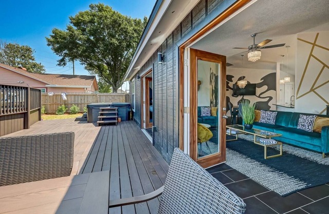 This house is a 3 bedroom(s), 2 bathrooms, located in Jacksonville, FL.