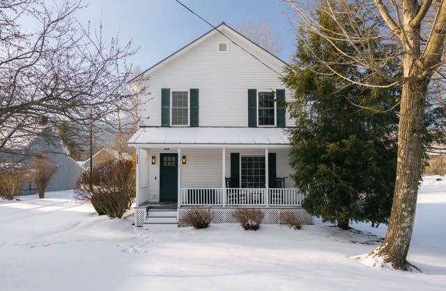 This house is a 4 bedroom(s), 1.5 bathrooms, located in Manchester, VT.