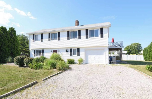 This house is a 5 bedroom(s), 2 bathrooms, located in Narragansett, RI.