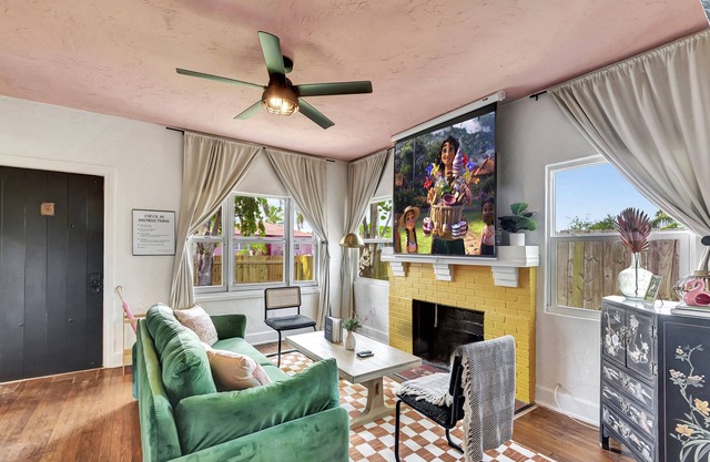 This house is a 3 bedroom(s), 1 bathrooms, located in West Palm Beach, FL.