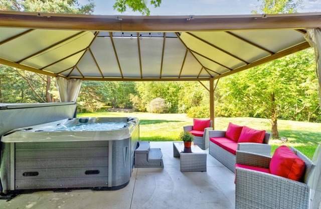 This Is It! Hot Tub, Game Room, Fire pit, Yard, Pond, Dog Friendly