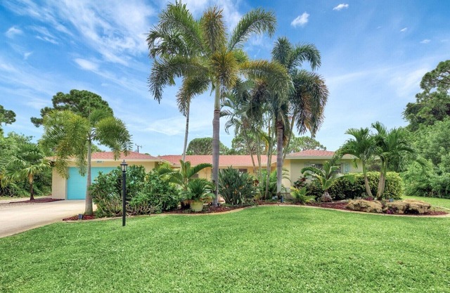 THIS IS THE HOUSE YOU'VE BEEN LOOKING FOR! 3 King Beds, Fence, Pets ok, Pool