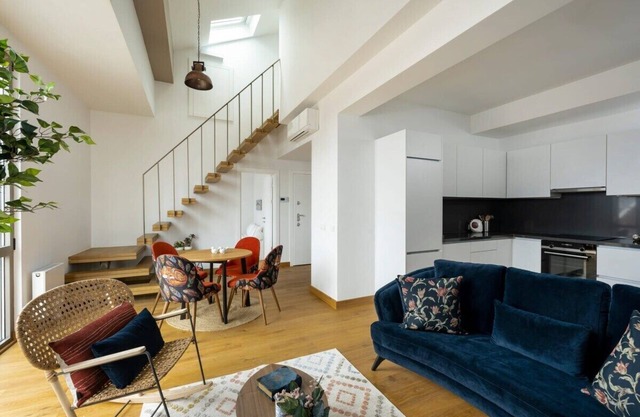 This loft is a 2 bedroom(s), 2 bathrooms, located in Şişli, İstanbul.