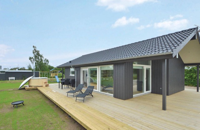 This lovely vacation home is built in 2019 and has a great location overlooking the Little Belt.