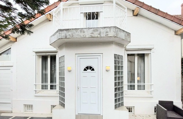 This modern and beautiful house welcomes you in a quiet area of Les-Pavillons-Sous-Bois.