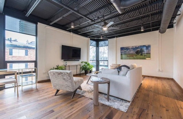 This serviced apartment is a 1 bedroom(s), 1 bathrooms, located in Lexington, KY.