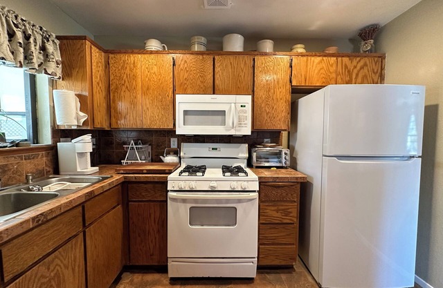 This studio is a 1 bedroom(s), 1 bathrooms, located in Exeter, CA.