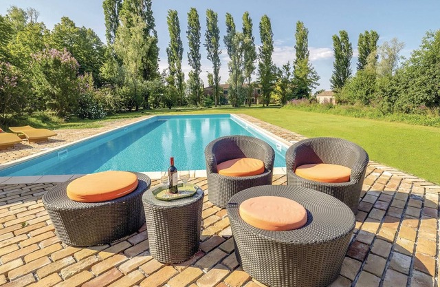 This terraced house, 2 km from Taglio di Po, is located in a beautiful estate with communal pool, su
