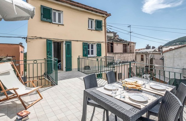 This terraced holiday home is located in the hills, just 4 km from the famous Sestri Levante and is